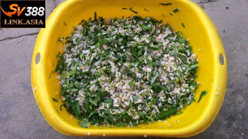 Trộn ngũ cốc cho gà đá, phần rau xanh cần được cắt nhuyễn