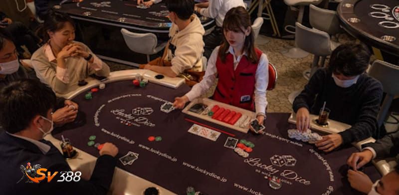 Ngoài cách dealer chia bài poker việc nắm bắt tâm lý người chơi rất quan trọng